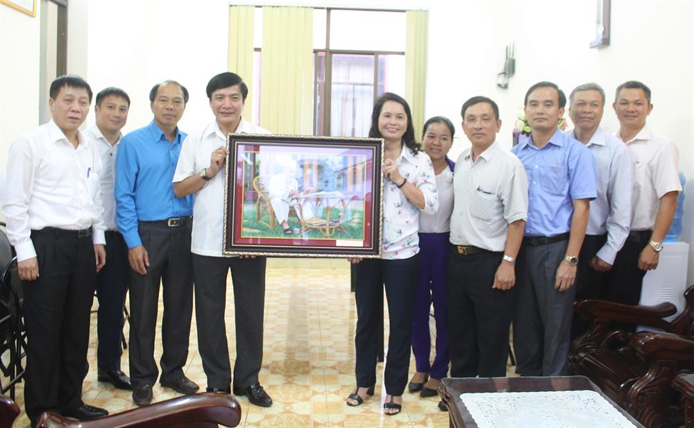 Đồng chí Bùi Văn Cường- Chủ tịch Tổng LĐLĐ Việt Nam trao bức tranh lưu niệm cho LĐLĐ TP Bảo Lộc (Lâm Đồng)