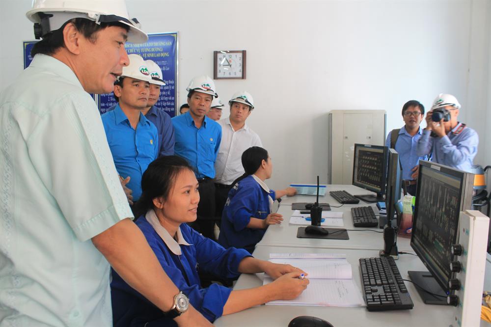 Chủ tịch Tổng LĐLĐ Việt Nam và đoàn công tác khảo sát, tặng quà cho một số công nhân tiêu biểu