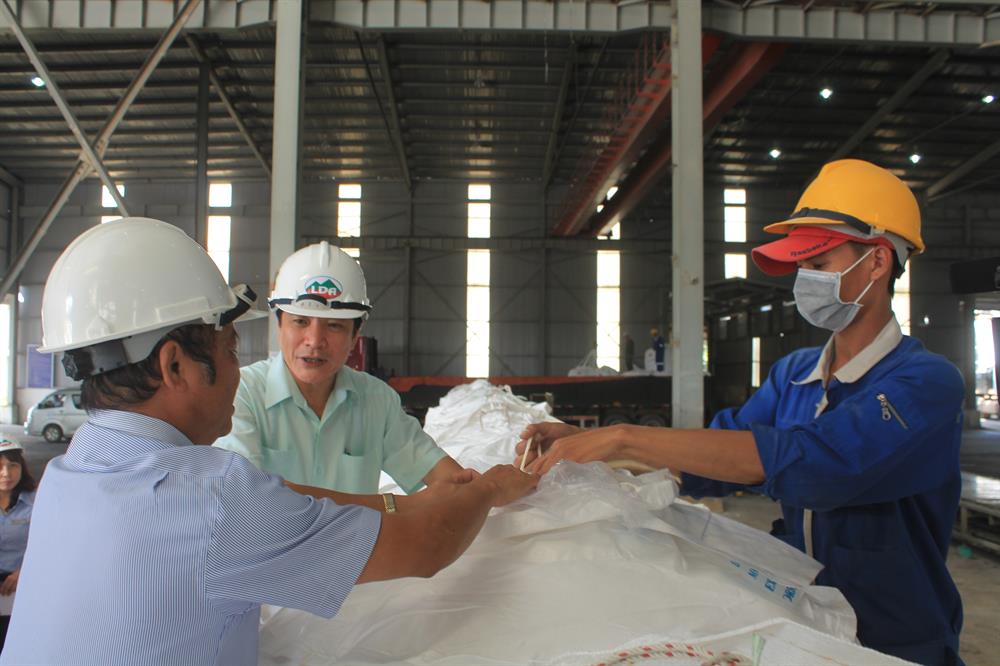 Chủ tịch Tổng LĐLĐ Việt Nam khảo sát tại Khu vực đóng gọi alumin