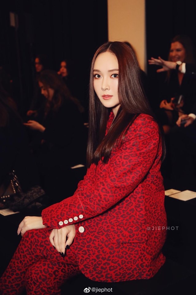 Với bộ vest da báo đỏ quyền lực, cựu thành viên SNSD, Jessica Jung nổi bật tại show diễn Zadig&Voltaire. Ảnh: Jiet photo.