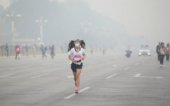 Một runner đeo mặt nạ chạy marathon ở giải Beijing Marathon 2014. Ảnh: ITV