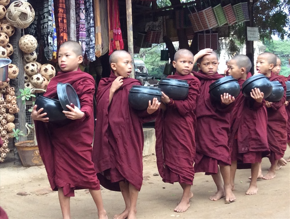 Cảnh thường thấy những đoàn sư sãi khất thực mỗi buổi sáng sớm trên khắp đất nước Myanmar (ảnh Trung Hiếu)