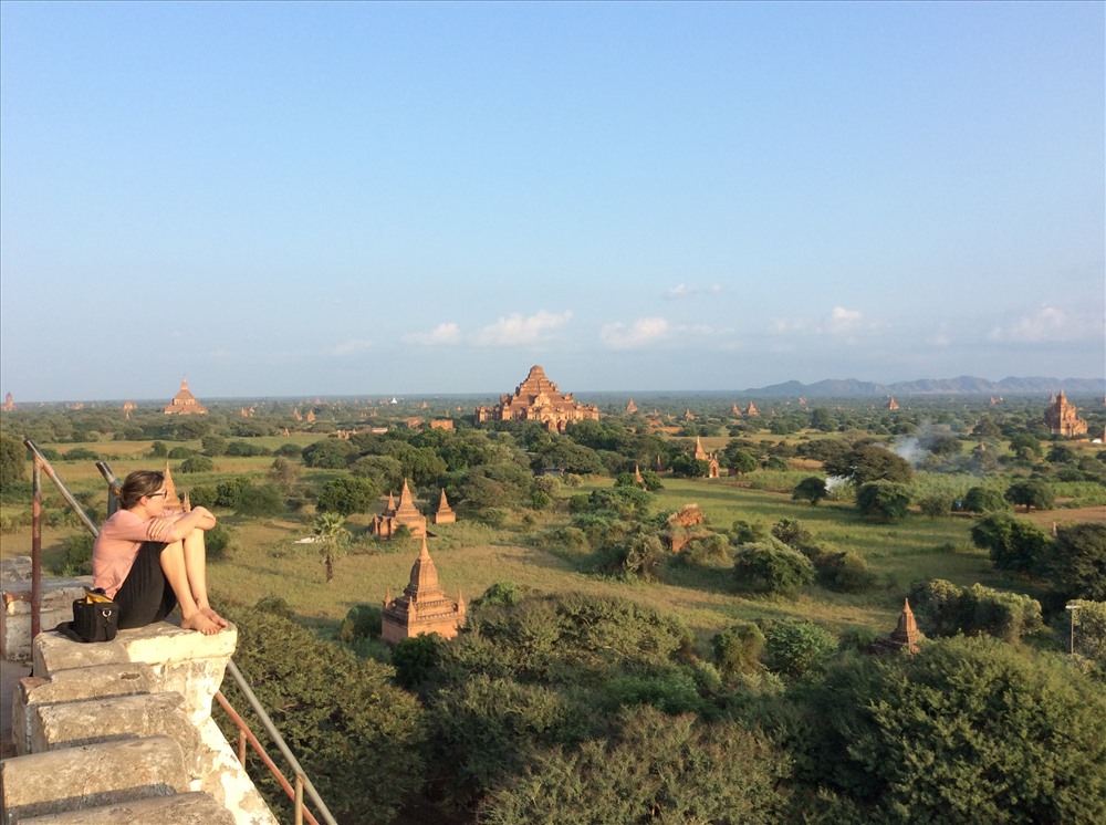 Một du khách chìm đắm ngắm cảnh hoàng hôn, trên cánh đồng tháp Bagan (ảnh Trung Hiếu)