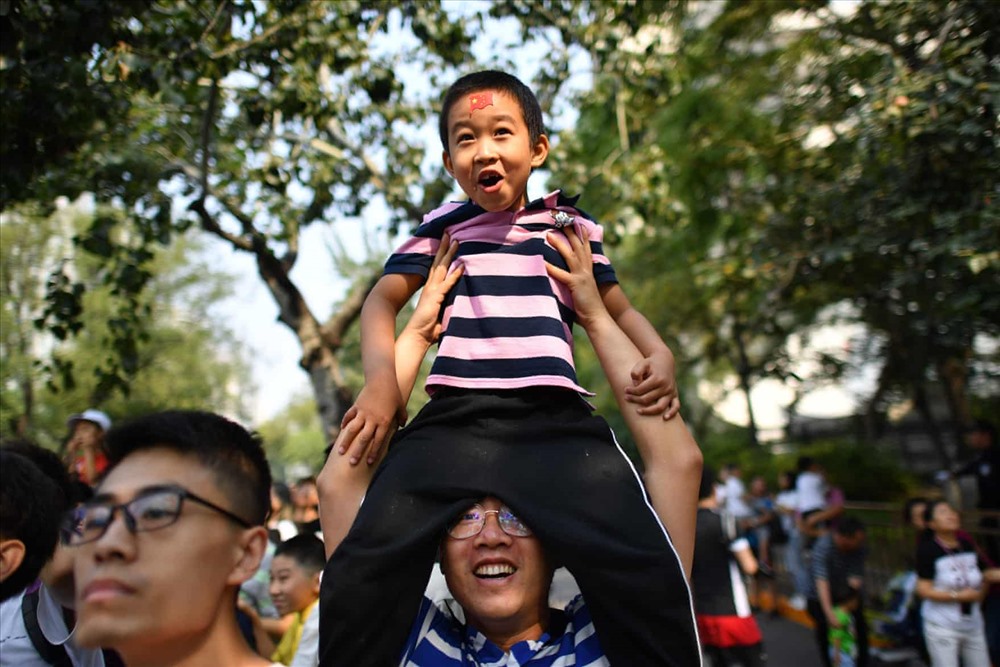 Người dân theo dõi lễ diễu binh ở quảng trường Thiên An Môn. Ảnh: Getty.
