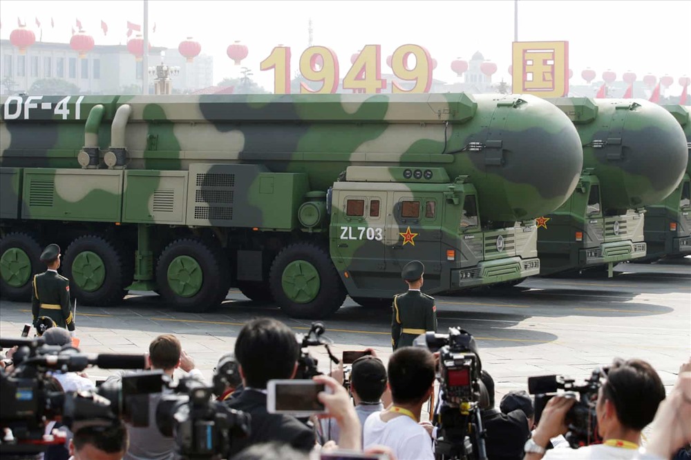 Xe quân sự mang tên lửa đạn đạo liên lục địa DF-41 đi qua quảng trường Thiên An Môn trong cuộc diễu binh. Ảnh: Reuters.