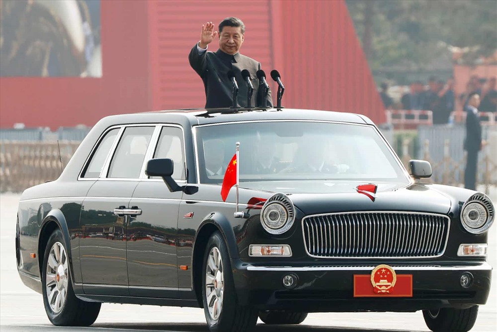 Chủ tịch Trung Quốc Tập Cận Bình vẫy chào từ một chiếc xe trong lễ duyệt binh.  Ảnh: Reuters.