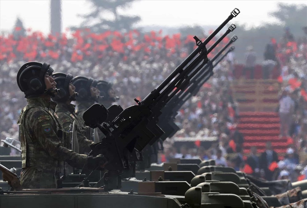 Các khí tài quân sự trên quảng trường Thiên An Môn trong buổi lễ. Ảnh: AP.