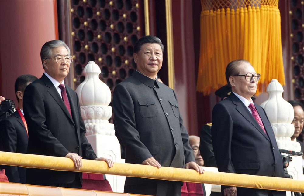 Chủ tịch Trung Quốc Tập Cận Bình (giữa) và các cựu chủ tịch Giang Trạch Dân (phải) và Hồ Cẩm Đào (trái) dự lễ kỷ niệm 70 năm Quốc khánh. Ảnh: AP.