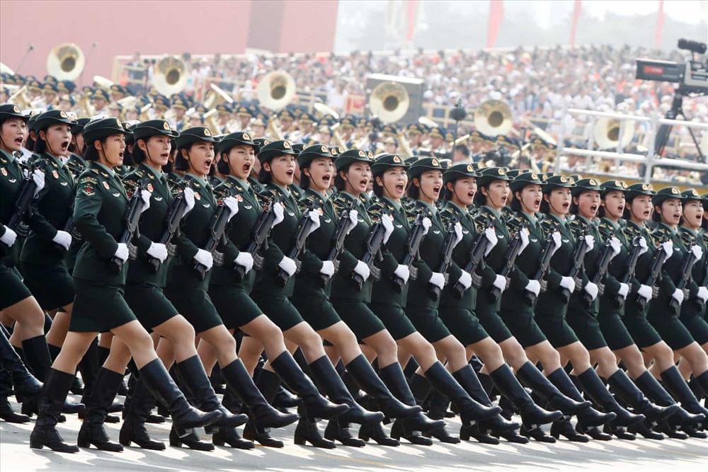 Các nữ quân nhân lực lượng quân đội Trung Quốc trong lễ diễu binh. Ảnh: Reuters.