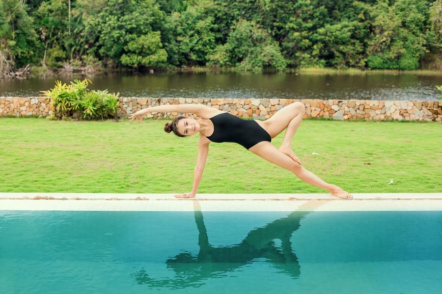 Jolie Phương Trinh chia sẻ: “Đối với những người mới bắt đầu tập yoga thì nên tập luyện nhẹ nhàng“.