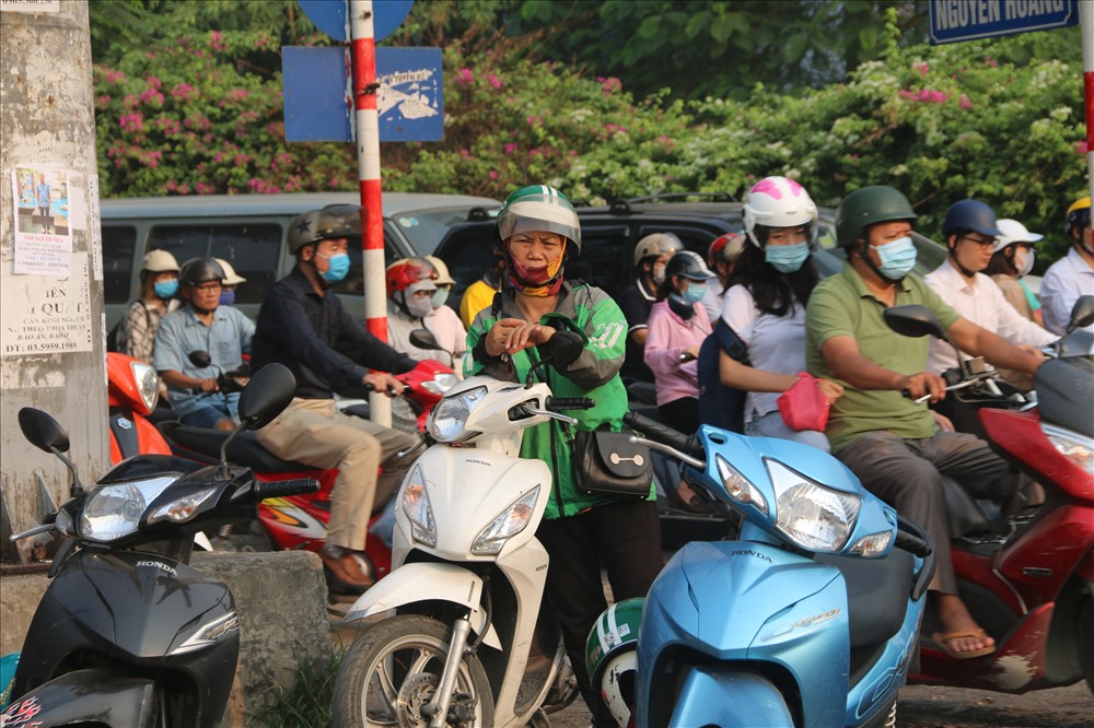 Để có thêm thu nhập, cô Phạm Thị Hoa (Bắc Giang) hàng ngày phải bươn chải ngược xuôi trên những con đường, tuyến phố bằng nghề xe ôm công nghệ.