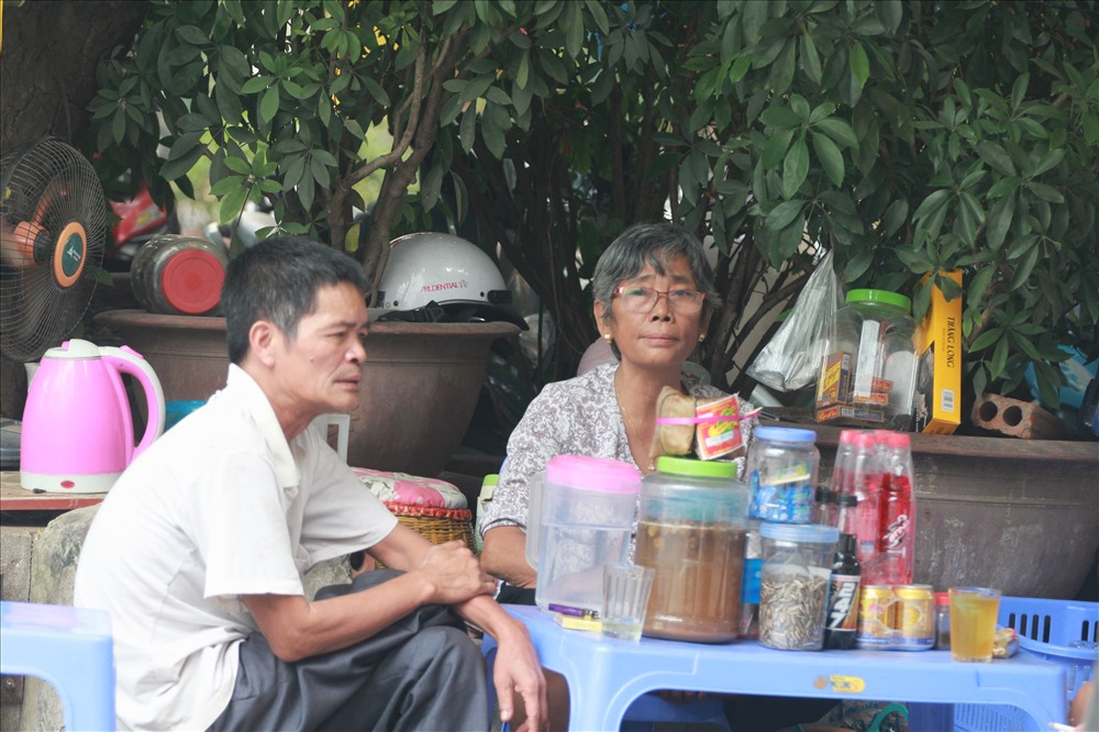 Trên đường Yên Hòa (Cầu Giấy), nhiều cụ già, tóc bạc, da mồi nhưng vẫn hàng ngày kiếm thêm thu nhập từ các công việc khác nhau.