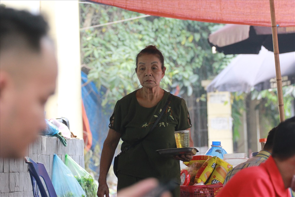 Năm nay đã 66 tuổi, nhưng hàng ngày bà Xuân vẫn trông quán nước, bán hàng kiếm thêm thu nhập. Bà Xuân chia sẻ: “Còn sức khỏe là còn làm việc“.