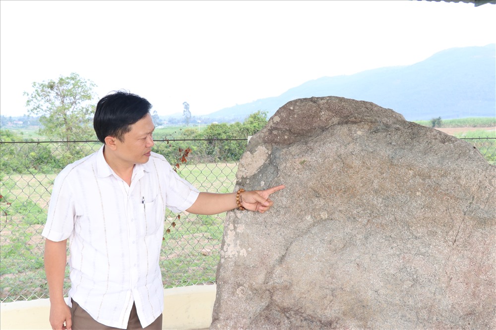Bia đá có niên đại gần 600 năm hé mở nền văn hóa Chăm Pa tại Gia Lai. Ảnh Nam Phong