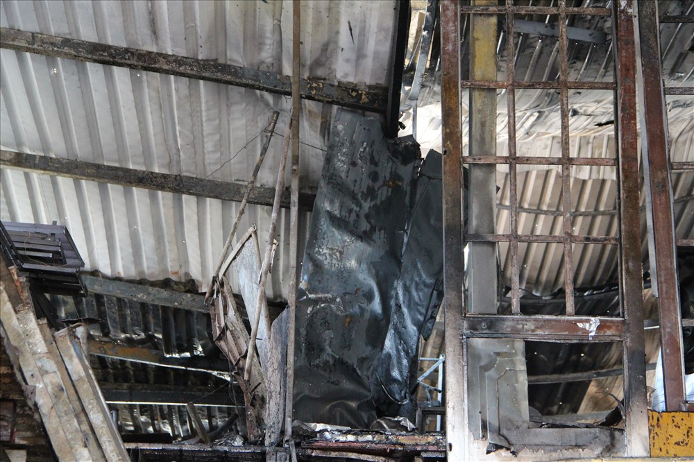Máy tôn của căn nhà rộng khoảng 100 m2 bị sụp xuống.