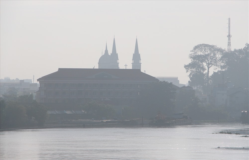 Ở khoảng cách khoảng 2km từ sông Sài Gòn nhìn về Thành phố Thủ Dầu Một không thấy rõ các tòa nhà.