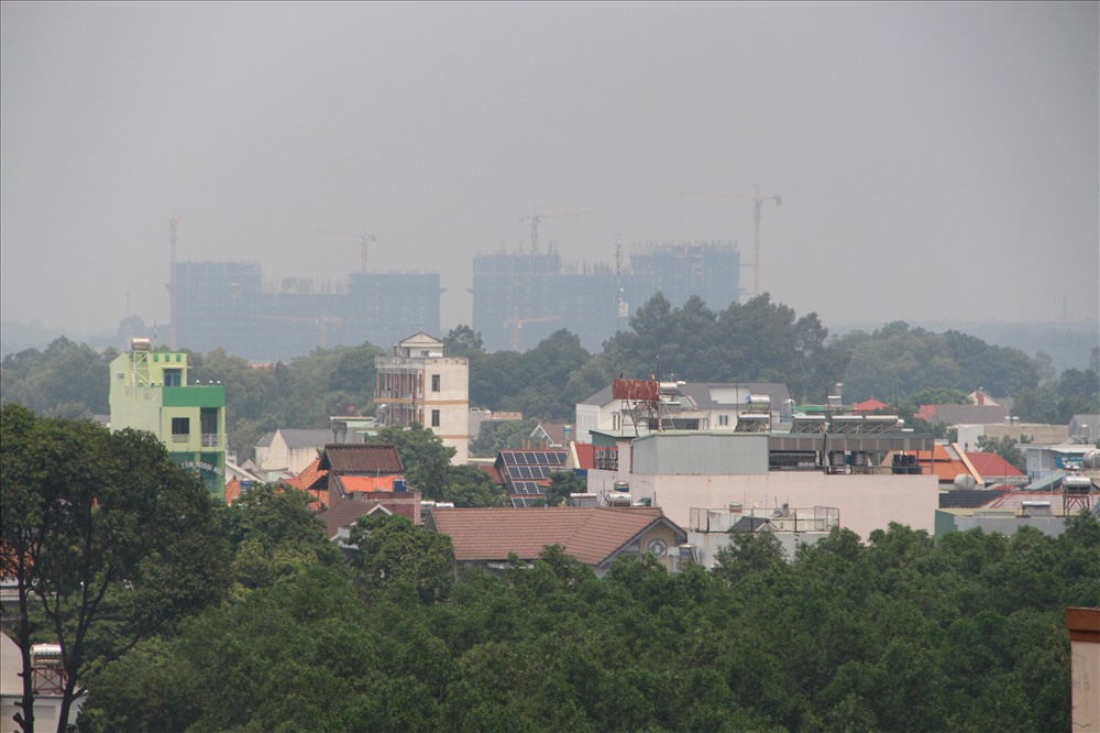 Trưa ngày 1.10 từ Thành phố Thủ Dầu Một hướng lên thị xã Bến Cát chỉ nhìn thấy mờ mờ.