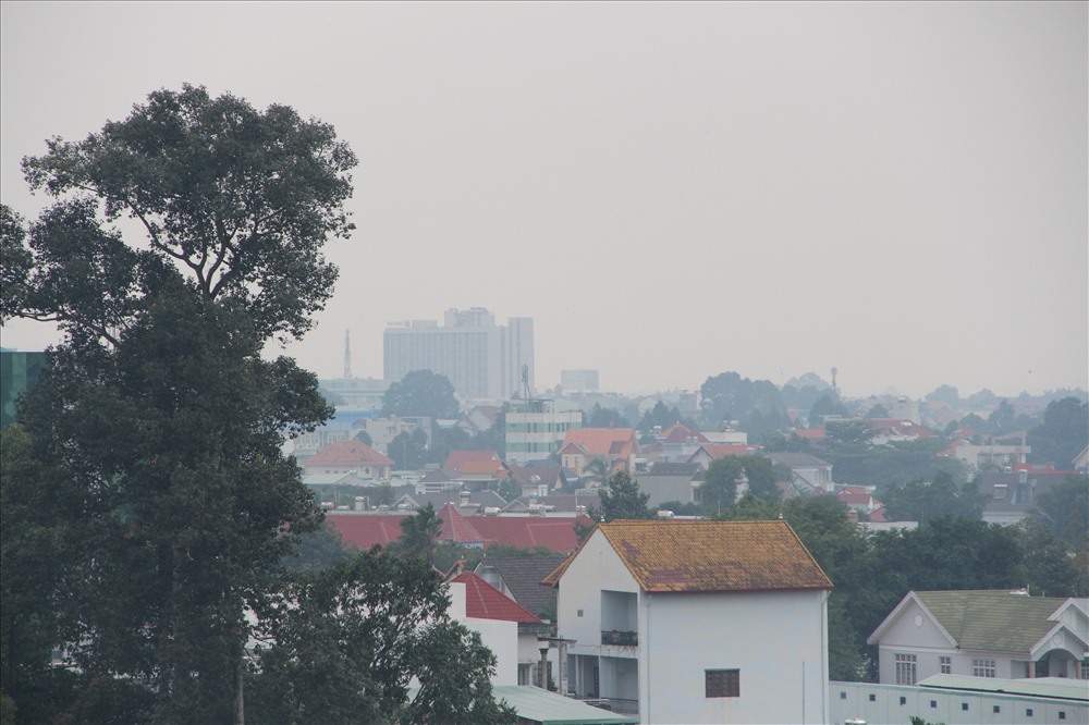 Từ Thành phố Thủ Dầu Một đứng trên nhà cao tầng nhìn xuống thị xã Thuận An, Bình Dương giáp ranh Thành phố Hồ Chí Minh bầu trời trắng đục giữa trưa.