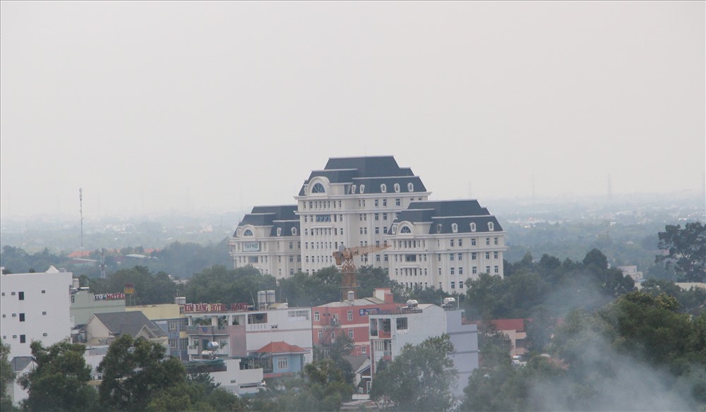Phía thị xã Thuận An giáp Thành phố Hồ CHí Minh trời đục ngầu ngay giữa trưa.