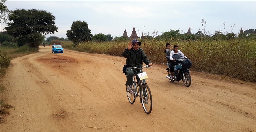 Thong dong với chiếc xe đạp trong khu Old Bagan (ảnh Trà My)