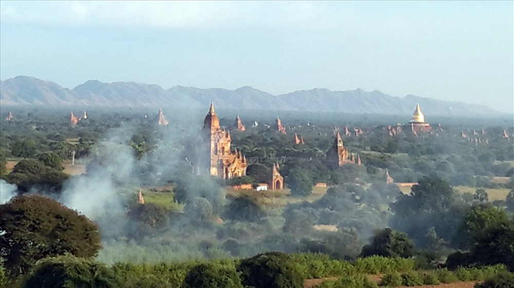 Sương khó lãng đãng trên cánh đồng tháp Bagan cho du khách nhiều cảm khái của một không gian tâm linh (ảnh Trà My)