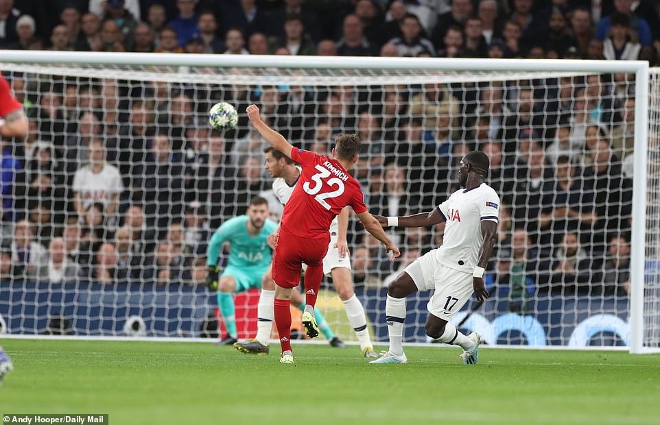 Lewandowski và Kimmich đưa Bayern vượt lên ngay trong hiệp 1. Ảnh: Getty & Daily Mail.