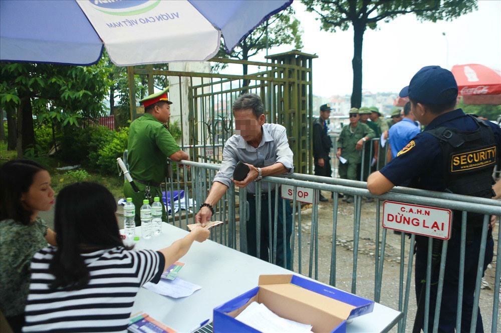 Liên đoàn bóng đá Việt Nam VFF tiến hành trả vé từ 9h ngày 10.10 tại cổng chính.