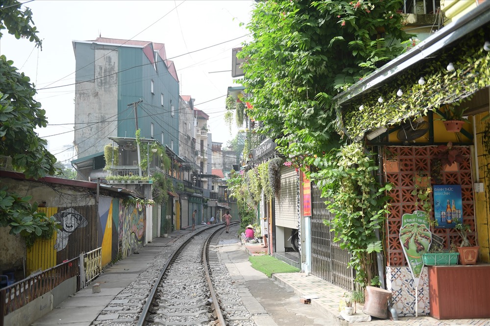 UBND thành phố Hà Nội vừa có văn bản yêu cầu kiểm tra, xử lý vi phạm trật tự an toàn giao thông đường sắt, liên quan đến những tụ điểm cà phê trên đường sắt gây mất an toàn, yêu cầu hoàn thành trước 12.10.