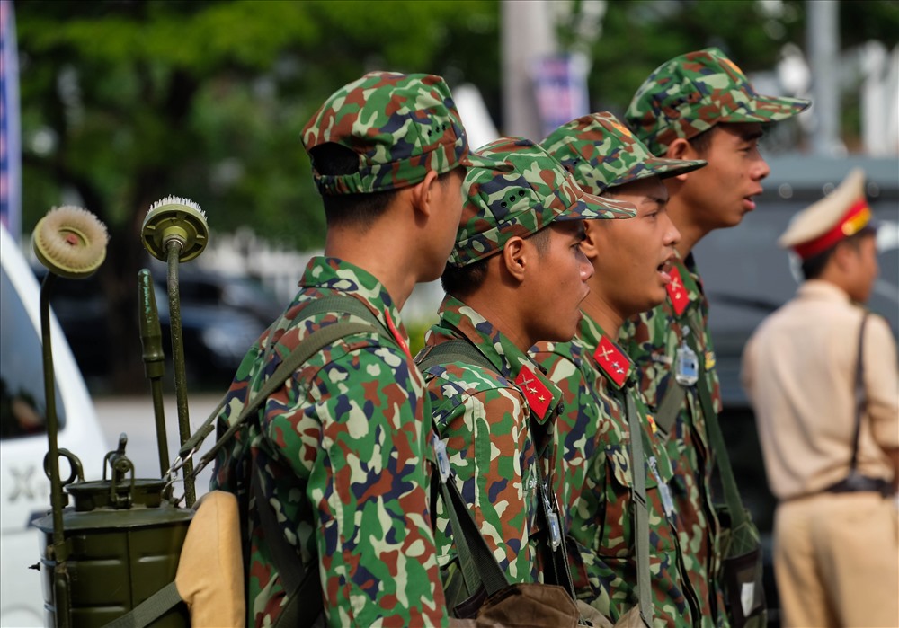 Lực lượng cán bộ chiến sĩ phòng hóa của Bộ chỉ huy quân sự TP. Đà Nẵng nhanh chóng có mặt tại hiện trường.