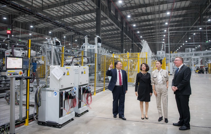 Đại sứ thương hiệu Ngô Thanh Vân đã có chuyến tham quan nhà máy VinFast để tìm hiểu quy trình sản xuất ra những chiếc ô tô thương hiệu Việt.