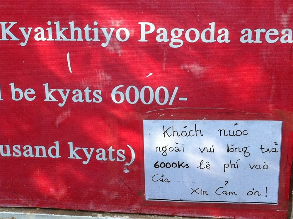 Không hiểu sao bên cạnh dòng Anh ngữ lại có dán bản tiếng Việt, yêu cầu quý khách mua vé ? (ảnh NTH)