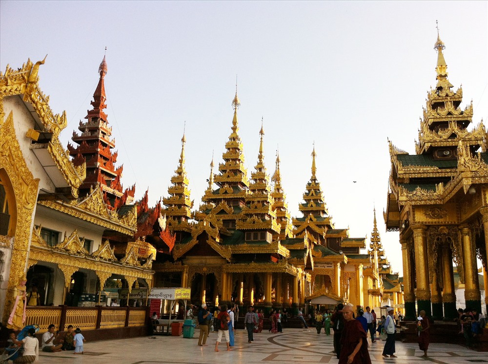 Chùa Vàng luôn luôn đón hàng ngàn khách mỗi ngày đến chiêm bái xá lợi tóc của Đức Phật (NTH)