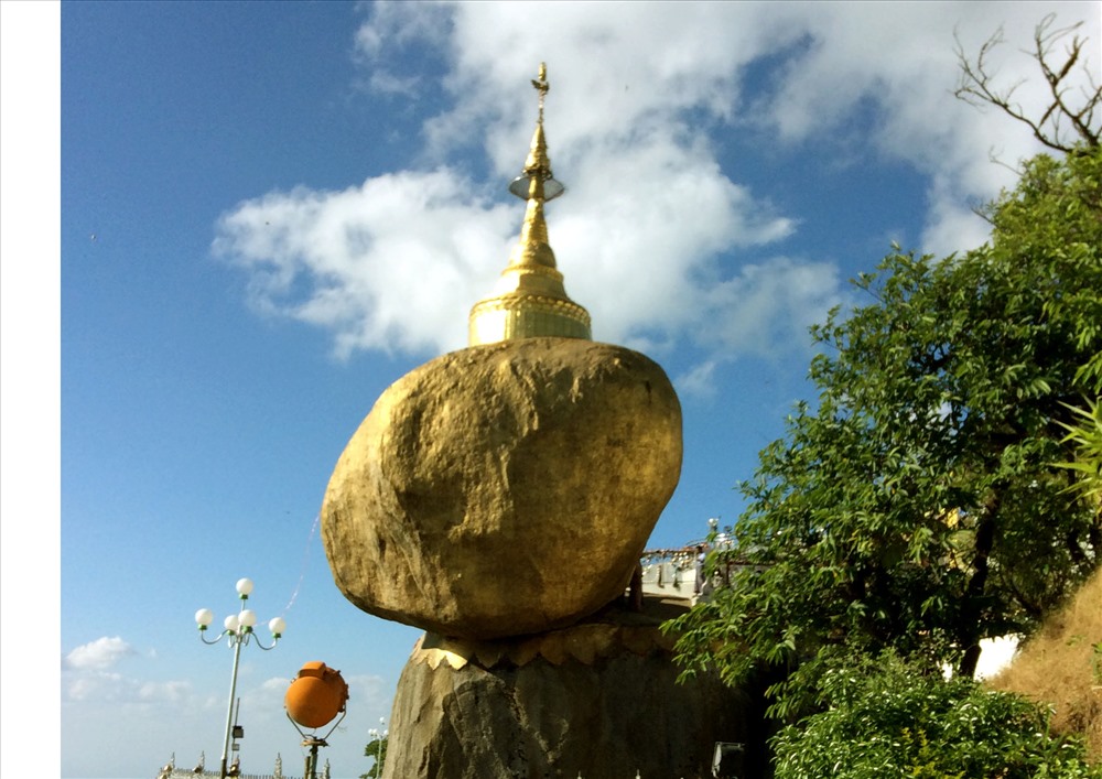 Người dân tin rằng sức mạnh tâm linh đã giữ cho Golden Rock đứng chêch vênh như vậy đã ngàn năm (NTH)