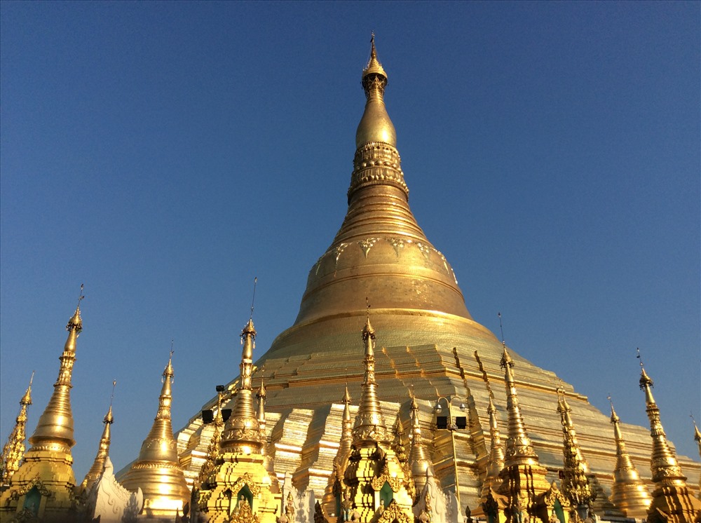 Ngọn tháp chính chùa Shwedagon sáng rực trong ánh bình minh (ảnh Trung Hiếu)