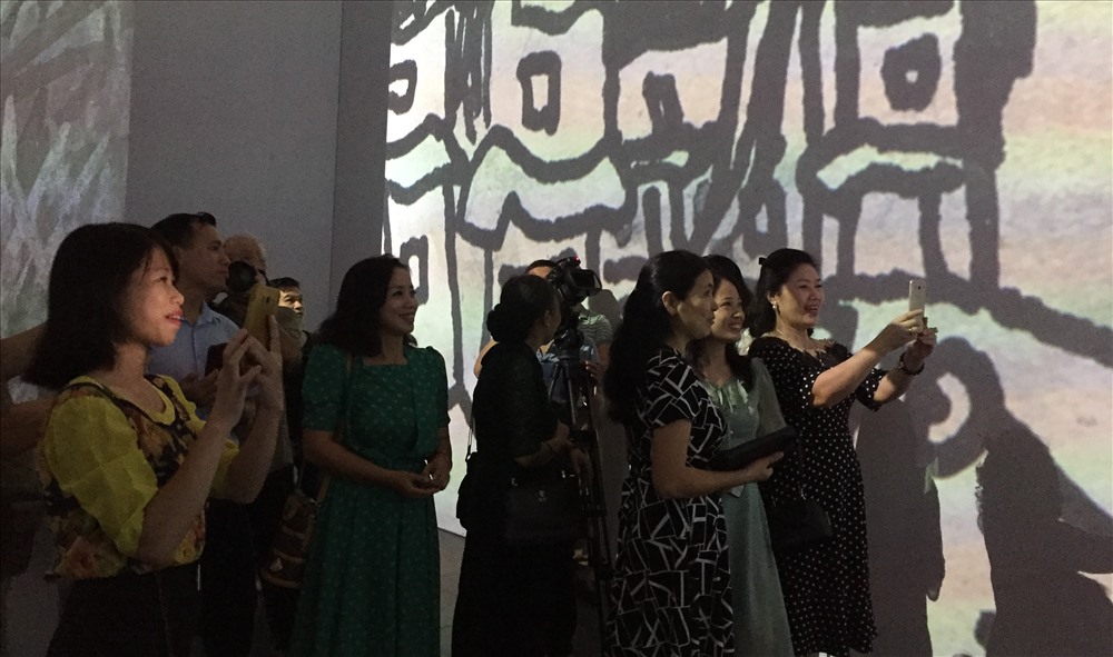 Buổi triển lãm có sự góp mặt của đông đảo các họa sĩ, công chúng yêu nghệ thuật ở Hà Nội và trong cả nước. Du khách đều tỏ ra vô cùng phấn khích khi được lần đầu trải nghiệm công nghệ mới. Ảnh: Nguyễn Hồng.
