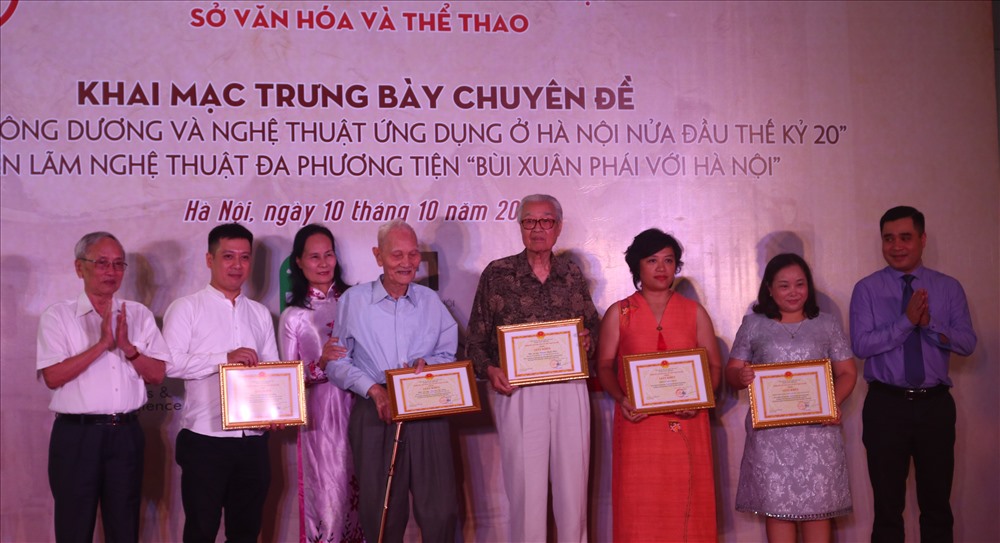 Ngoài ra, Sở Văn hóa và Thể thao Hà Nội cũng trao tặng giấy khen cho những gia đình đã cung cấp và hỗ trợ tài liệu cho triển lãm. Ảnh: Nguyễn Hồng.