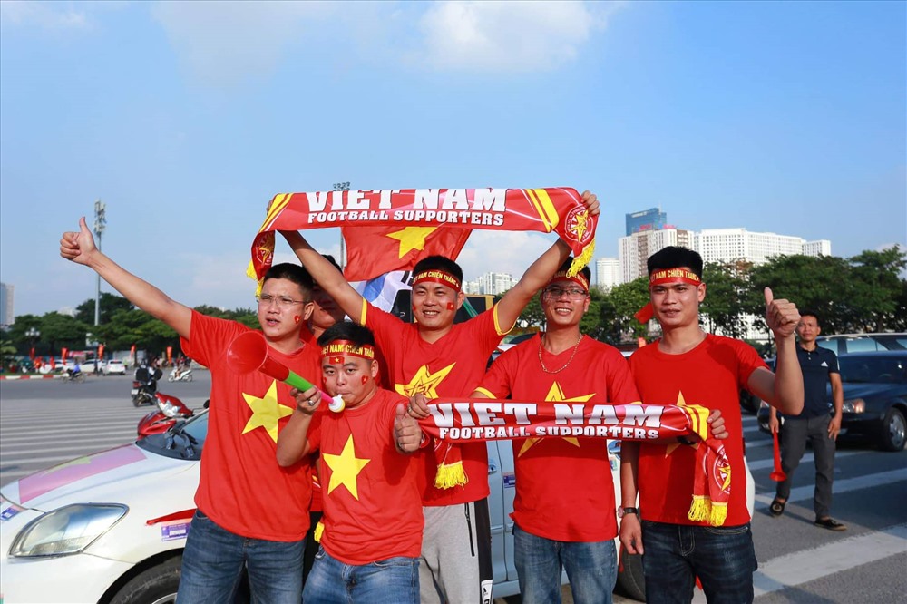 Một nhóm cổ động viên chuẩn bị băng rôn với dòng chữ “Vietnam Football Supporters” đã chuẩn bị sẵn kèn Vuvuzela để tiếp lửa cho các cầu thủ dưới sân.