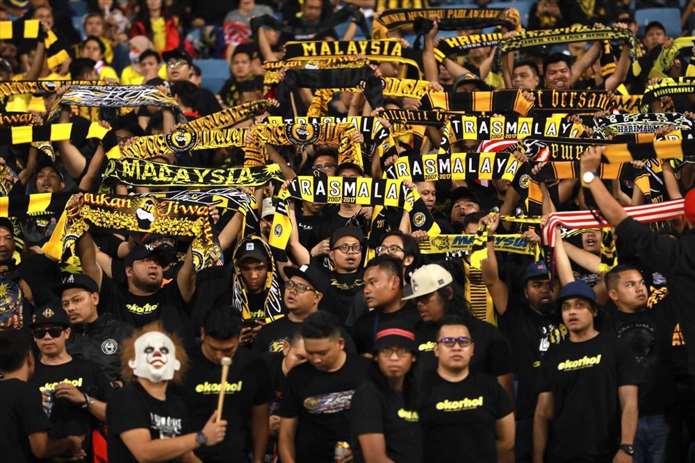 Cổ động viên Malaysia chết lặng trước bàn thắng của Quang Hải. Ảnh Hải Nguyễn