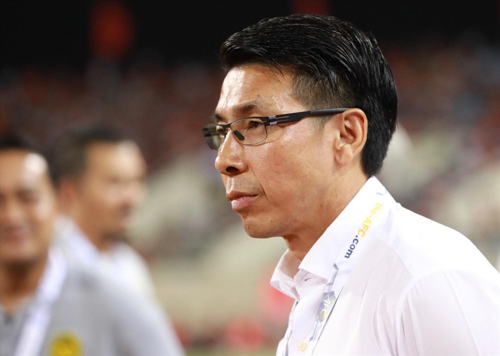 Huấn luyện viên Malaysia thất thần trước bàn thắng của Quang Hải. Ảnh Hải Nguyễn