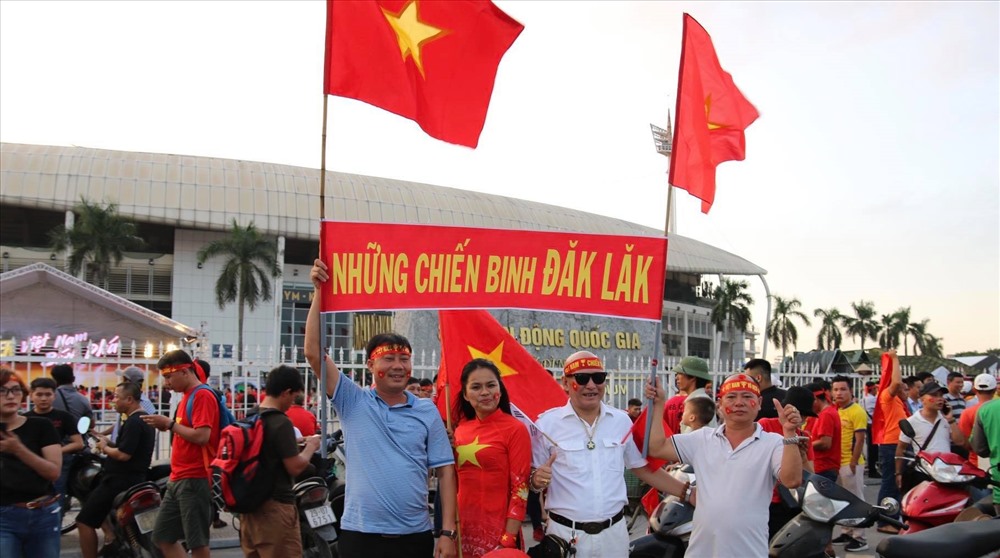 Một số cổ động viên từ Đắk Lắk ra Hà Nội cổ vũ đội tuyển Việt Nam.