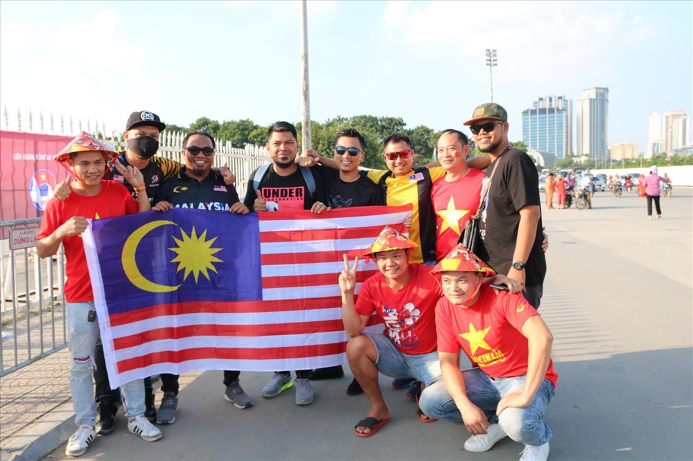 Những hình ảnh thể hiện sự thân thiện giữa cổ động viên Việt Nam với Malaysia trước trận đấu.