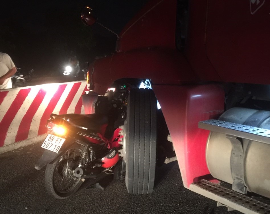 Hiện trường vụ tai nạn giữa xe máy và container khiến 1 thanh niên bị thương nặng - Ảnh: N.V.C