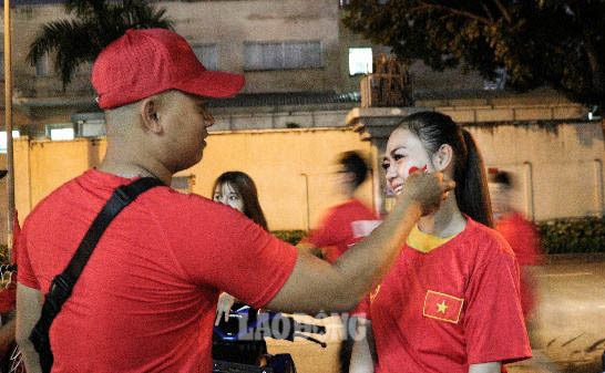 Anh Nguyễn Văn Nguyên (quận 3 - TPHCM) nói: “Tôi rất chờ đón trận đấu. Hôm nay tôi đã nghỉ làm sớm để có thể kịp theo dõi trận đấu. Malaysia là một đối thủ mạnh, nhưng tôi tin Việt Nam thắng đậm và rộng đường vào World Cup 2022“.