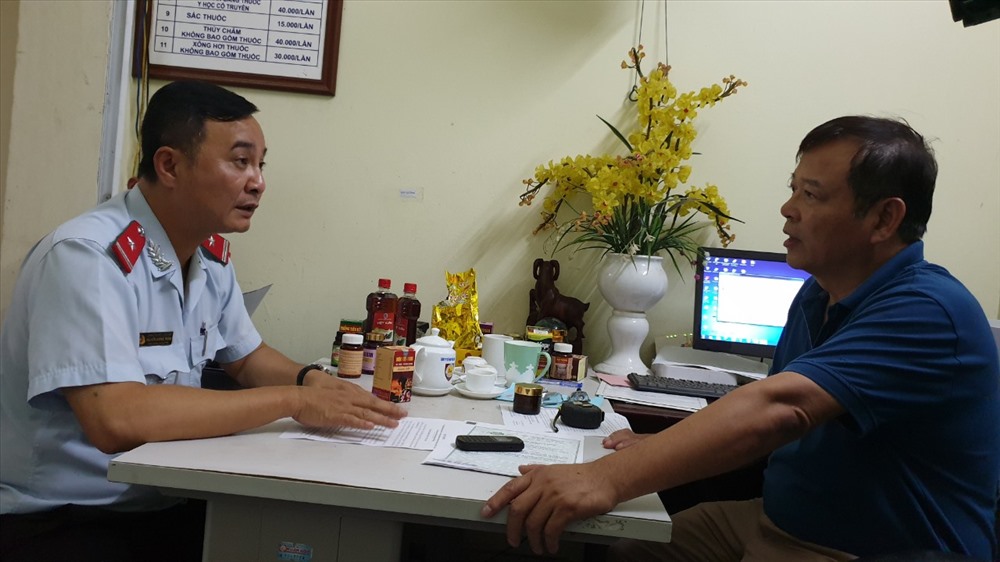 ông Nguyễn Dương Trung, Phó chánh Thanh tra Sở Y tế Hà Nội trong buổi làm việc với ông Phạm Việt Hoàng.