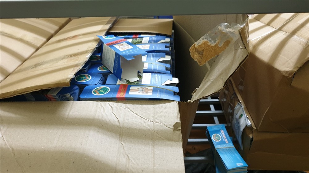 Hàng loạt vỏ hộp Bồng Cốt Đan trong nhiều thùng carton được lực lượng chức năng phát hiện.