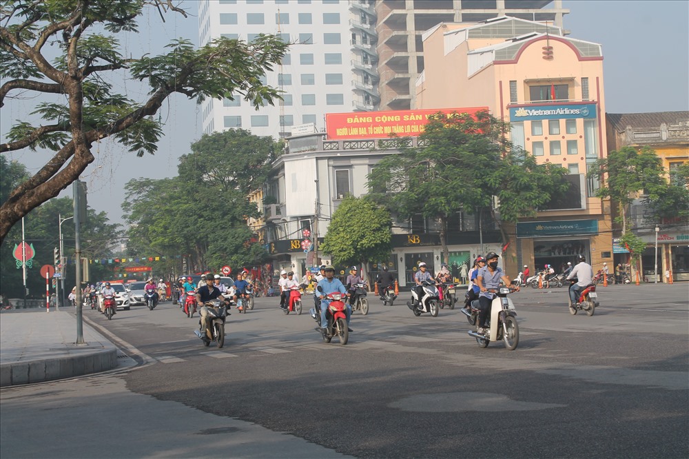 Đoạn đường Trần Hưng Đạo (trước quảng trường Nhà hát lớn) lưu thông một chiều với ô-tô, 2 chiều với xe đạp, xe máy, xe thô sơ. Ảnh Đặng Luân