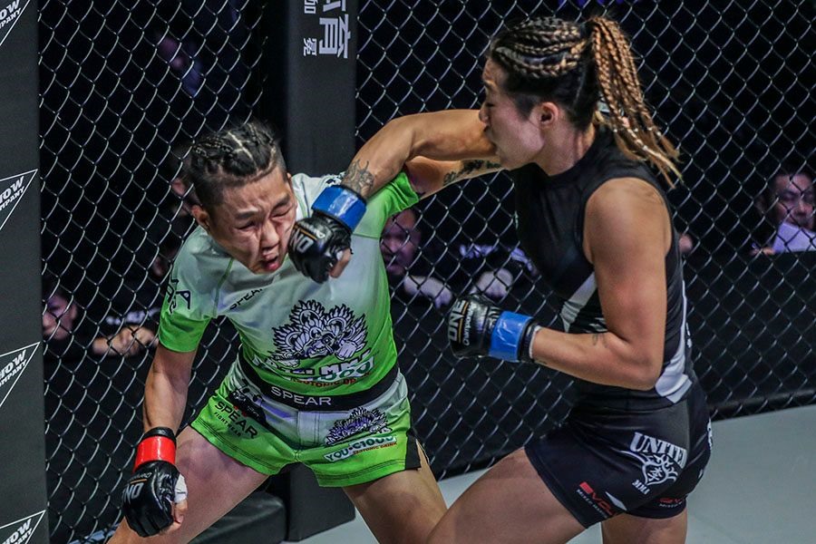 Angela Lee tranh tài  Xiong Jingnan hồi tháng 3 tại ONE: A New Era. Nguồn: OneFc