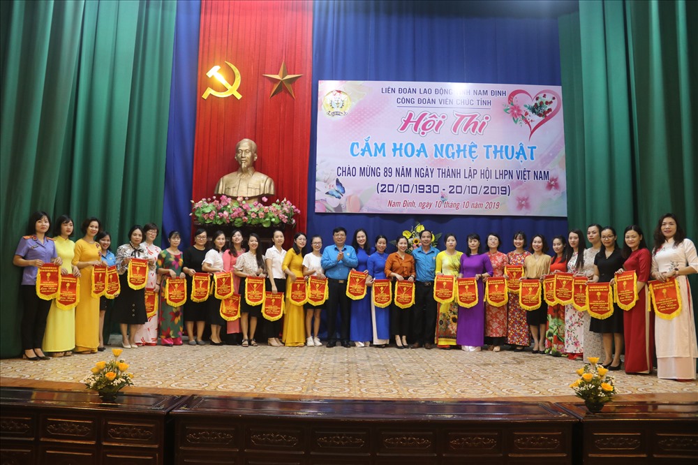 Đồng chí Vũ Văn Nghĩa, Chủ tịch Liên đoàn Lao động tỉnh Nam Định chúc mừng các đội dự thi.