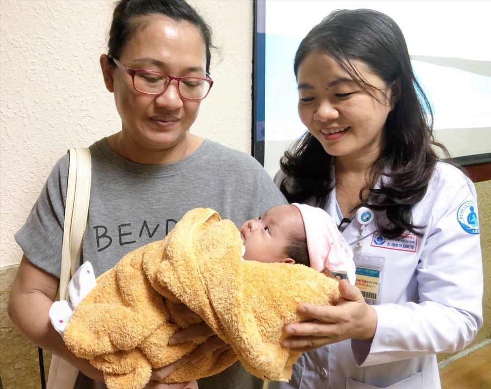 Gia đình hai bé sơ sinh gửi lời cảm ơn tới các y bác sĩ đã tận tình chăm sóc hai bé