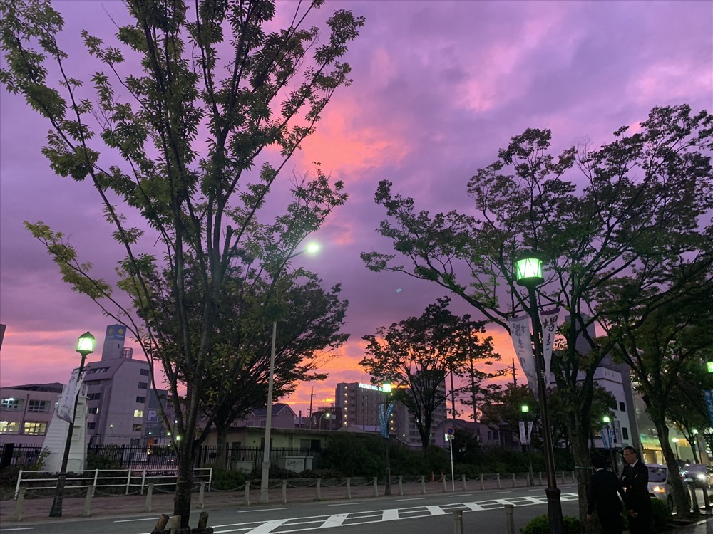 Bầu trời Nhật Bản chuyển màu tím kỳ dị khi siêu bão Hagibis sắp đổ bộ. Ảnh: Twitter.